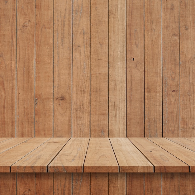 Estantes de madera superiores vacíos o tabla en fondo de la pared.