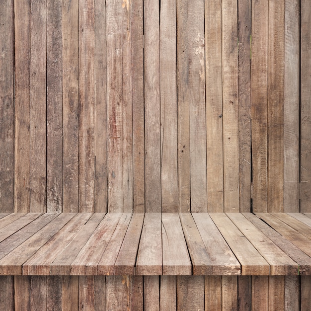 Estantes de madera superiores vacíos o tabla en fondo de la pared.