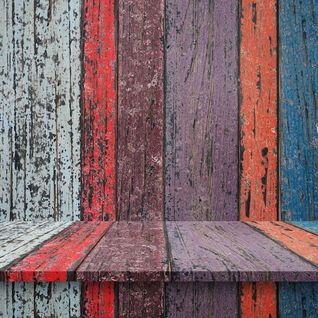 Estantes de madera superiores vacíos o tabla en fondo de la pared.