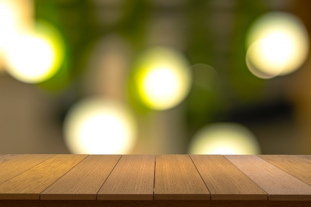 Estantes de madera con vista borrosa como telón de fondo. Se puede utilizar para mostrar productos. copyspace