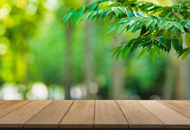 Estantes de madera con vista de la naturaleza como telón de fondo. Se puede utilizar para mostrar productos. o agrega tu propio texto en el espacio.