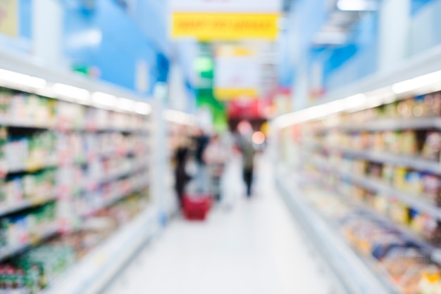 Estantes de productos en las tiendas de comestibles