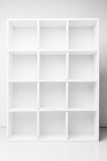 Foto estantes vacíos en el estante de madera blanca