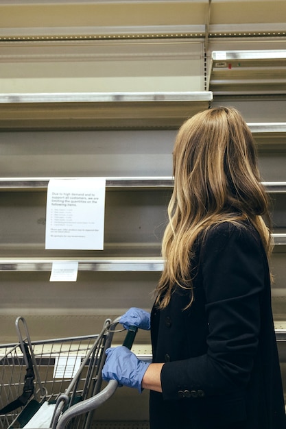 Estantes vacíos en el supermercado debido al pánico COVID-19