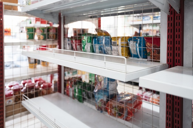 Estantes vacíos en la tienda de comestibles