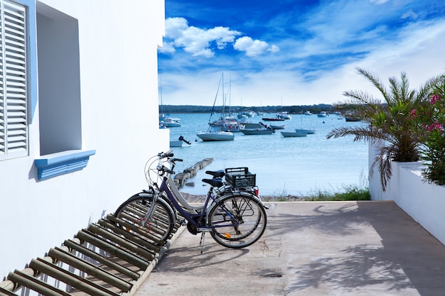 Estany des Peix in Formentera mit Fahrradparkplatz