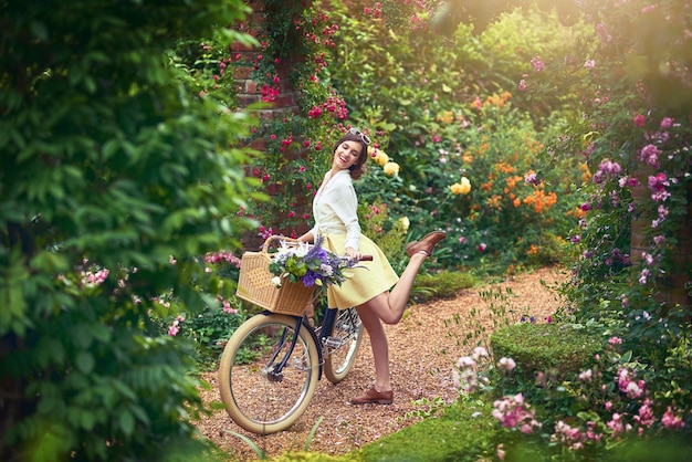 Estar al aire libre definitivamente pone un resorte en mi paso Foto de una mujer joven y atractiva andando en bicicleta al aire libre