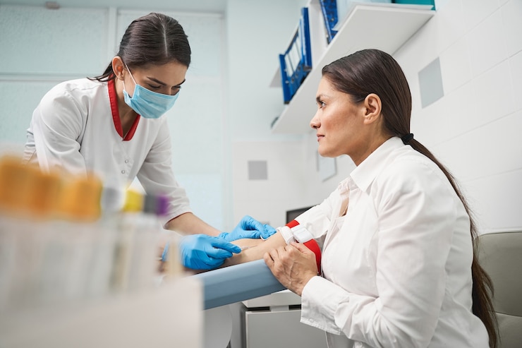 Estar em todos os ouvidos. Trabalhadora médica concentrada inclinando a cabeça enquanto desinfetava o local para aplicar a injeção