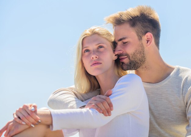 Estar enamorado. comprensión y apoyo. relación romántica. pareja enamorada. casado en el cielo. hombre y niña sonriendo. la hace feliz. feliz de estar juntos. se aman.