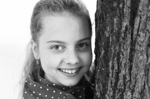 Estar orgullosa de su sonrisa Niña adorable con una gran sonrisa Niño sonriente con una sonrisa blanca y saludable en un rostro hermoso Niño pequeño lindo con cabello largo y rubio y una sonrisa feliz