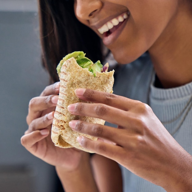 Estar saludable nunca ha sido tan delicioso Foto de una mujer disfrutando de una envoltura