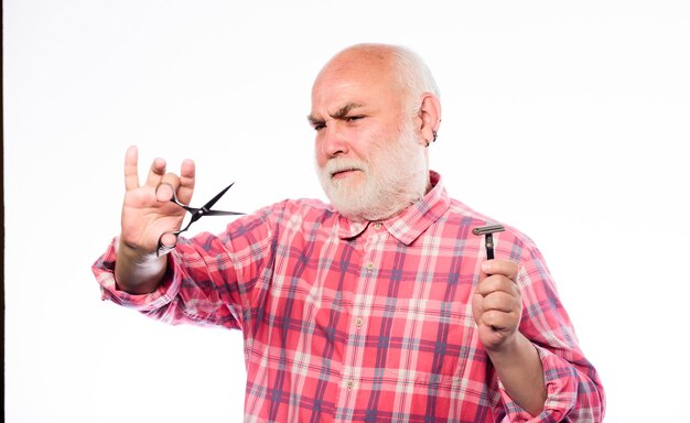 Estaré listo en cinco minutos kit de herramientas de cuchilla de afeitar hombre maduro barbudo aislado en blanco anciano sin afeitar tiene tijeras de bigote y barba cortan y cepillan el cabello concepto de barbería