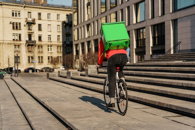 Estás detrás de un mensajero que va en bicicleta a la oficina del cliente. El tipo trabaja en un servicio de mensajería.