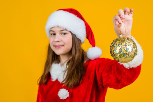 Estás listo. chica adolescente siente felicidad. venta para decoracion y regalos. niño feliz de santa claus. niño sonriente en traje y sombrero rojo de santa. celebrar las vacaciones de invierno. tiempo de compras navideñas.