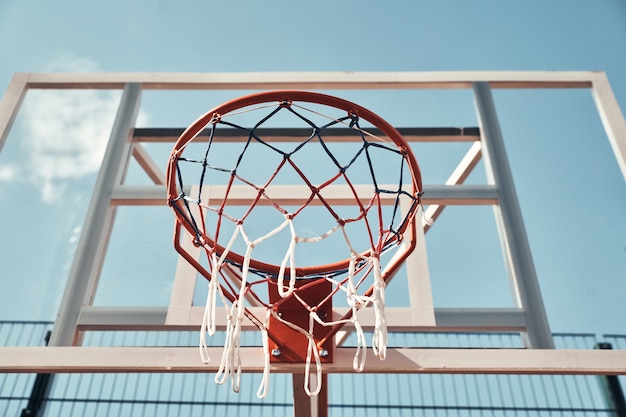 ¿Estás listo para jugar? Disparo de aro de baloncesto con el cielo de fondo al aire libre