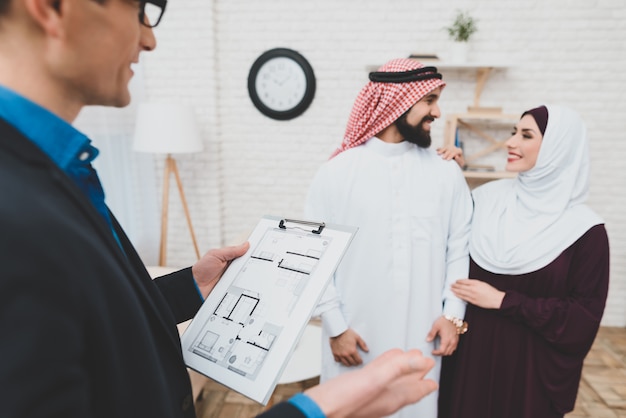 Estate Manager mit Hausaufteilung. Glückliche liebende arabische Familie.