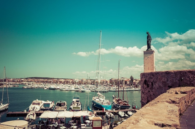 Estátua acima do porto de Alghero