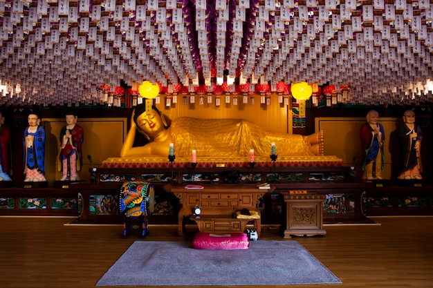 Estatua de actitud reclinada de Buda en el santuario de Yonggung para los viajeros coreanos que visitan y rezan el misterio del deseo de bendición en el templo de Haedong Yonggungsa el 18 de febrero de 2023 en Busan o Pusan Corea del Sur