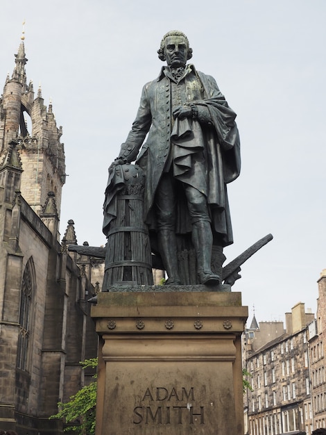 Foto estatua de adam smith en edimburgo