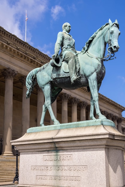 Estatua de Albert Prince Consort fuera de St Georges Hall en Liverpool, Inglaterra