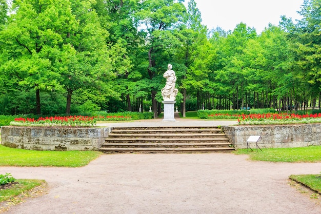 Estatua alegórica de mármol Paz en el parque Pavlovsk Rusia