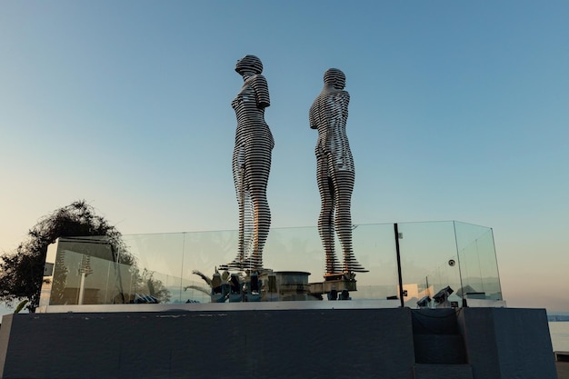 Estatua de Ali y Nino al atardecer en Batumi, Georgia