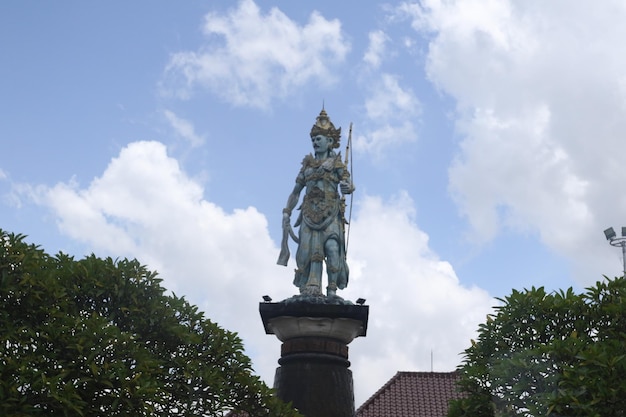 Foto estatua alta de rama en bali