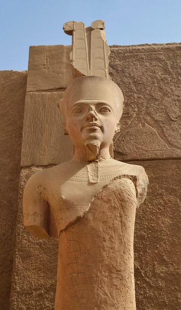 Foto estatua de amun re en luxor