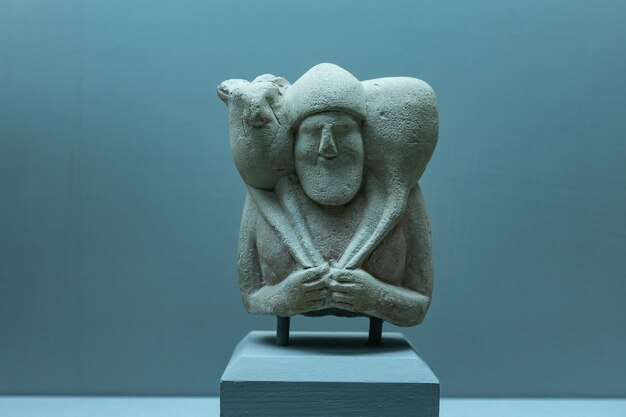 Estatua de un anciano sosteniendo las ovejas en el Museo de Chipre Nicosia