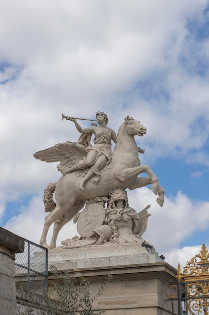 Foto estatua de ángel en el caballo