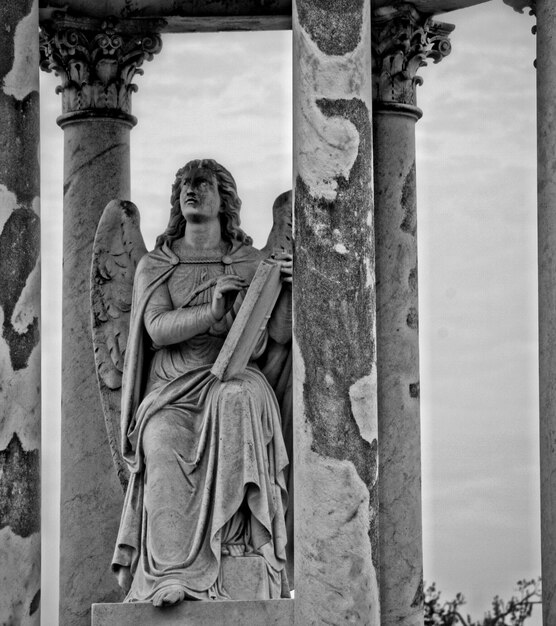 Foto estatua de un ángel en el cementerio