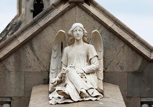 Una estatua de un ángel con flores.