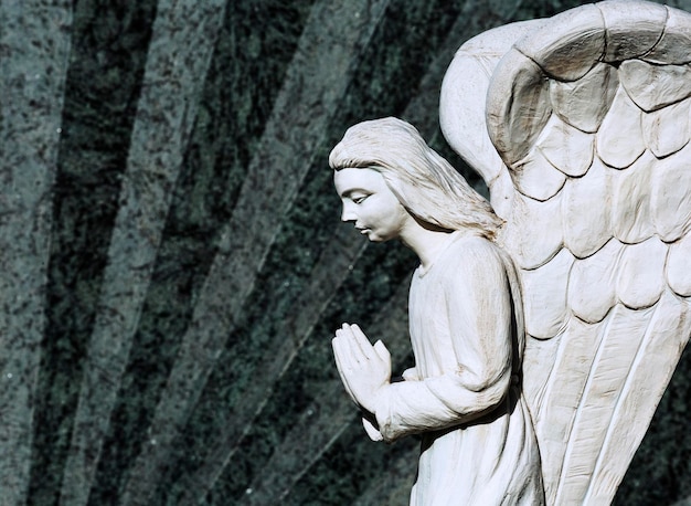 Foto una estatua de un ángel con la palabra ángel en él