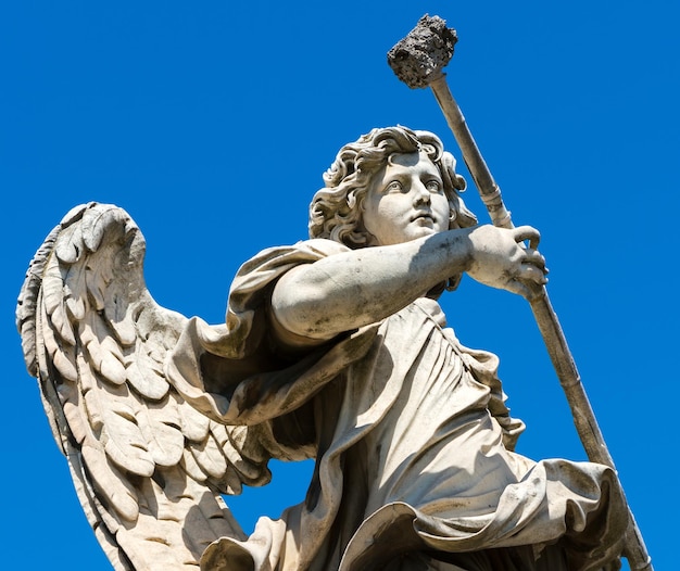 Estatua del ángel en el Ponte SantAngelo en Roma