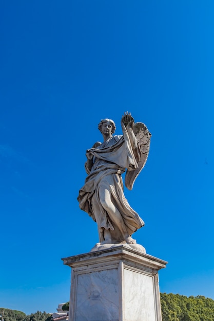 Estatua del ángel en el puente de sant angelo en roma