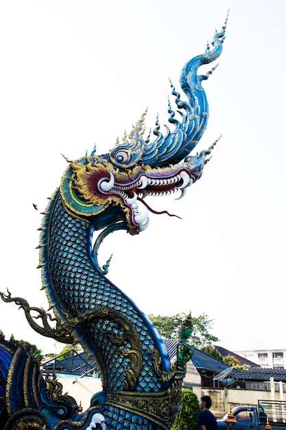 Estatua animal mítica estilo lanna en las escaleras para los tailandeses y los viajeros extranjeros visitan el templo Wat Rong Suea Ten el 22 de febrero de 2018 en Chiang Rai Tailandia