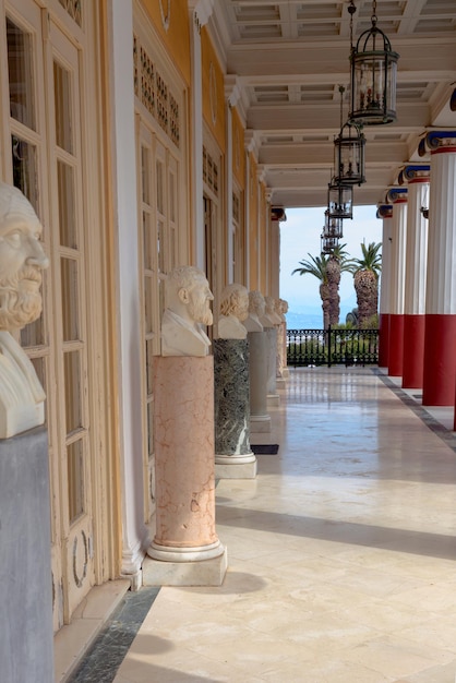 Estátua antiga de filósofos no complexo do museu do palácio da ilha Grécia de Achilleion Corfu 642018