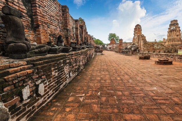 Estatua antigua de Buda y sitio arqueológico en el parque histórico de Ayutthaya, provincia de Ayutthaya, Tailandia. Patrimonio Mundial de la UNESCO