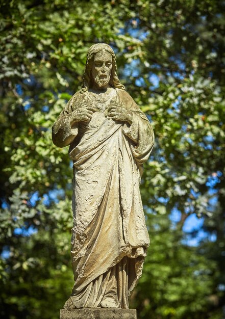 Estatua antigua del sufrimiento de Jesucristo