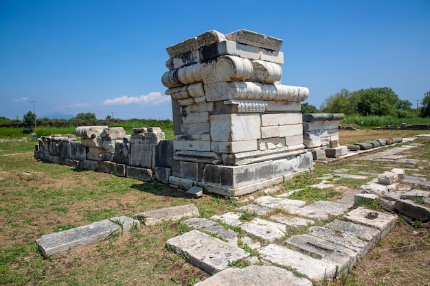 Foto estátua arcaica de hera em samos, cidade antiga de heraion - grécia