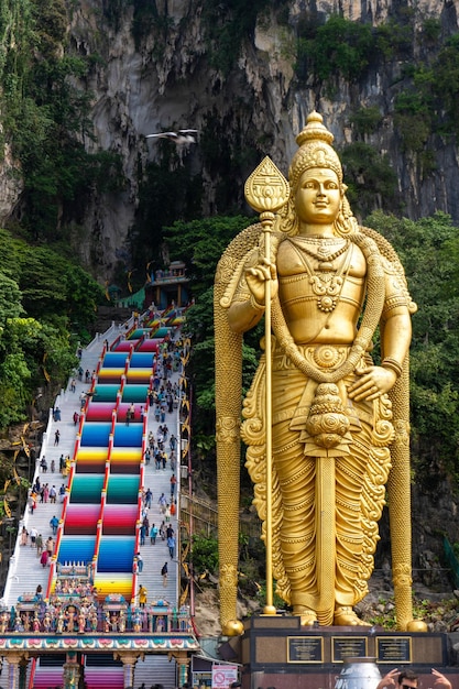 Estatua de Arulmigu Murugan en la cueva de Batu en Kuala Lumpur