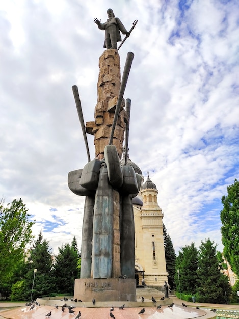 Estatua de Avram Iancu con iglesia en el fondo, Cluj-Napoca, Rumania