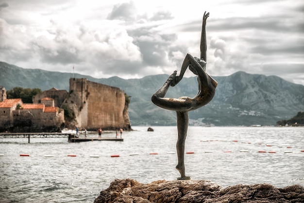 Estatua de la bailarina de Budva en Montenegro