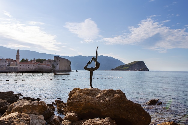 Foto estatua de una bailarina en la playa en budva resort en montenegro