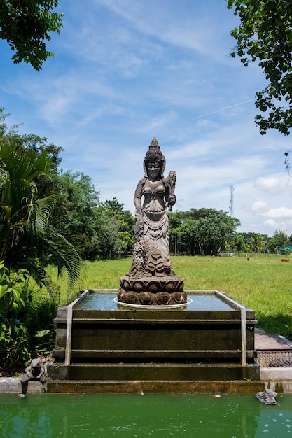 Estatua balinesa en el bosque de los monos ubud