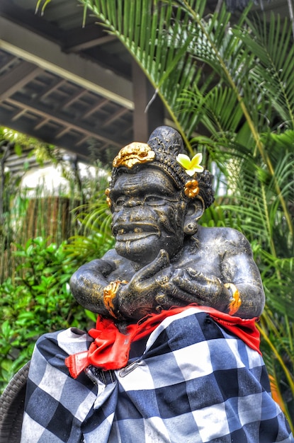 Foto estatua de balinese en la calle