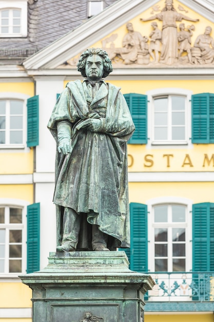 Estatua de Beethoven frente a la oficina principal de correos de Bonn