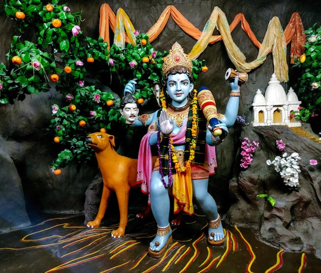 Foto estatua de bhairav baba en el templo indio en mata vaishno devi tem