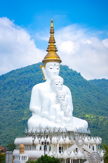 Estatua blanca de Buda en el cielo azul o azul cielo y nube en d3ia.