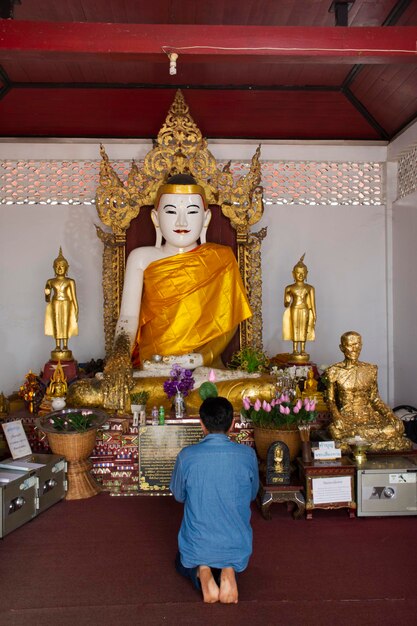 Estatua blanca de buda estilo birmano en la iglesia para tailandeses y viajeros extranjeros que viajan visitan y respetan la oración en el templo Wat Phra That Doi Kong Mu el 28 de febrero de 2020 en Mae Hong Son Tailandia